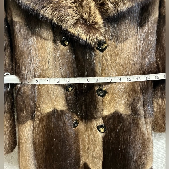 1980 Muskrat Fur Coat with Raccoon Collar - Picture 9 of 9